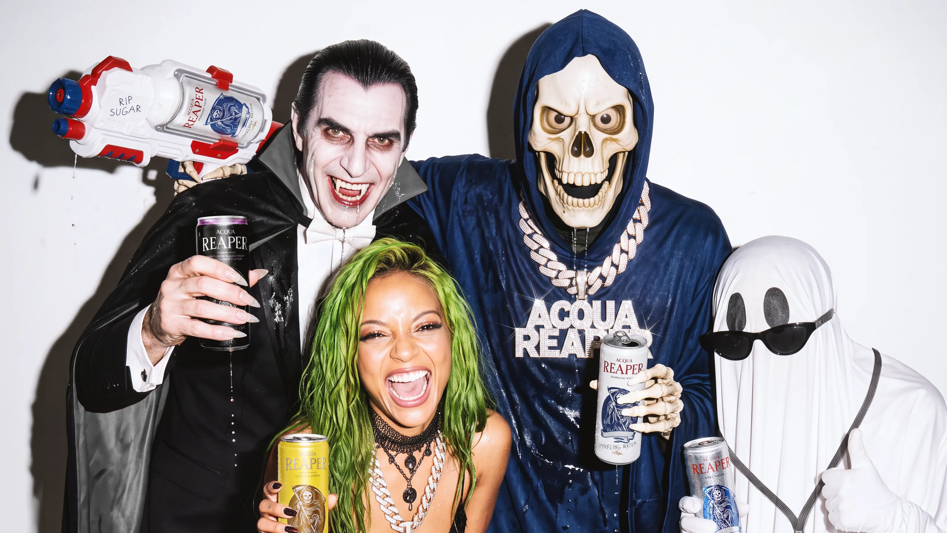 Die Reaper-Gang: Dracula, der Reaper, die Frau mit grünen Haaren und der Geist, alle mit ACQUA-REAPER-Dosen