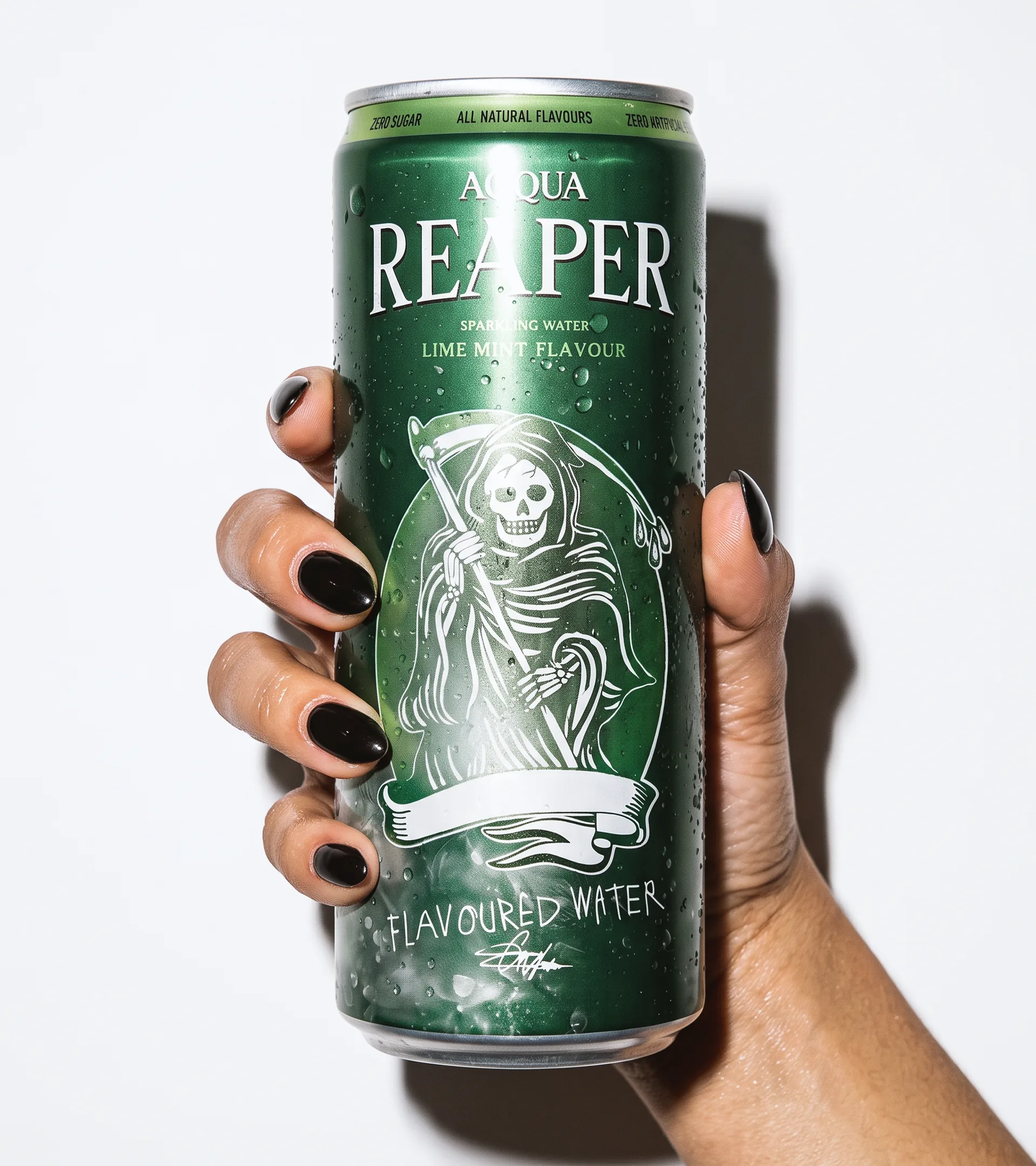 Hand mit schwarzen Nägeln hält eine Dose Lime & Mint