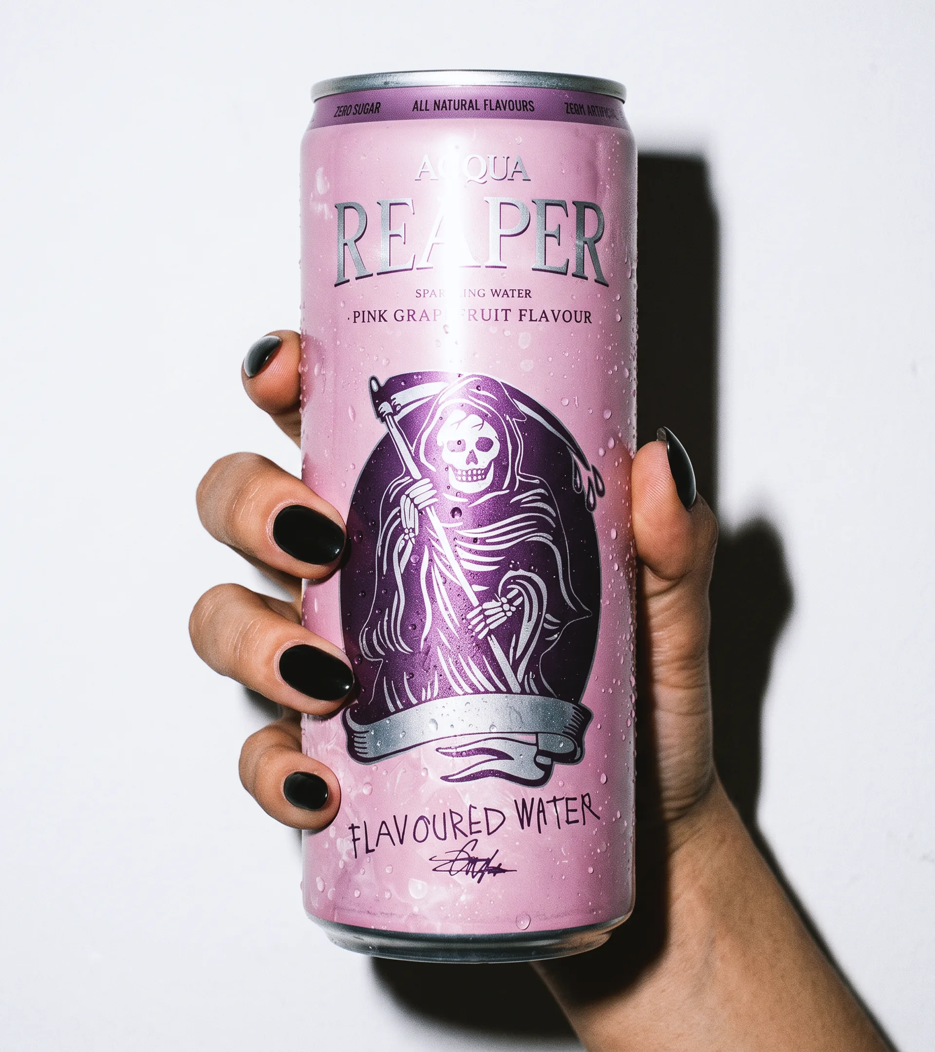 Hand mit schwarzen Nägeln hält eine Dose Pink Grapefruit