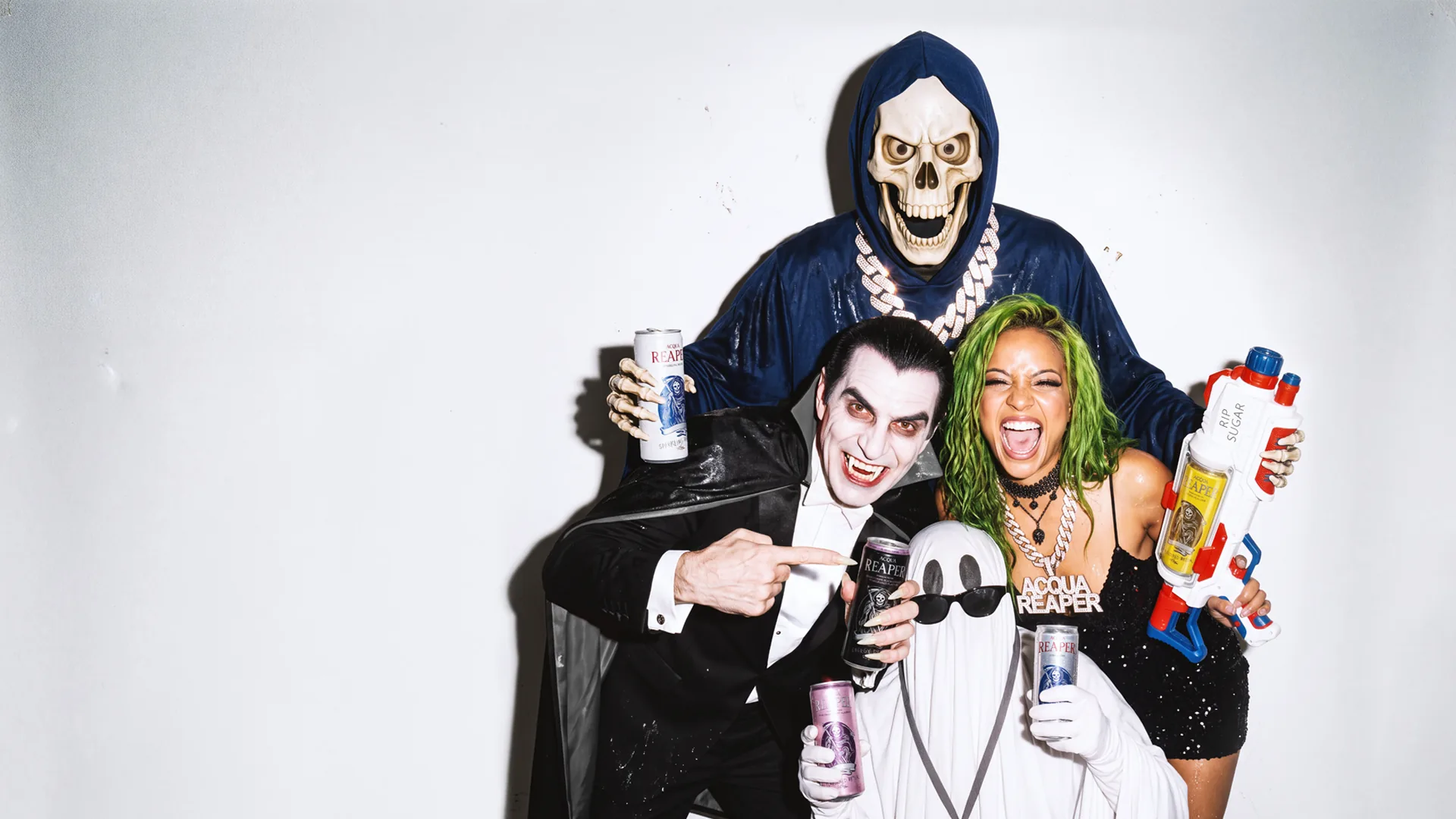 Die Reaper-Gang feiert: Reaper, Dracula, Geist und die Frau mit grünen Haaren, alle mit ACQUA-REAPER-Dosen